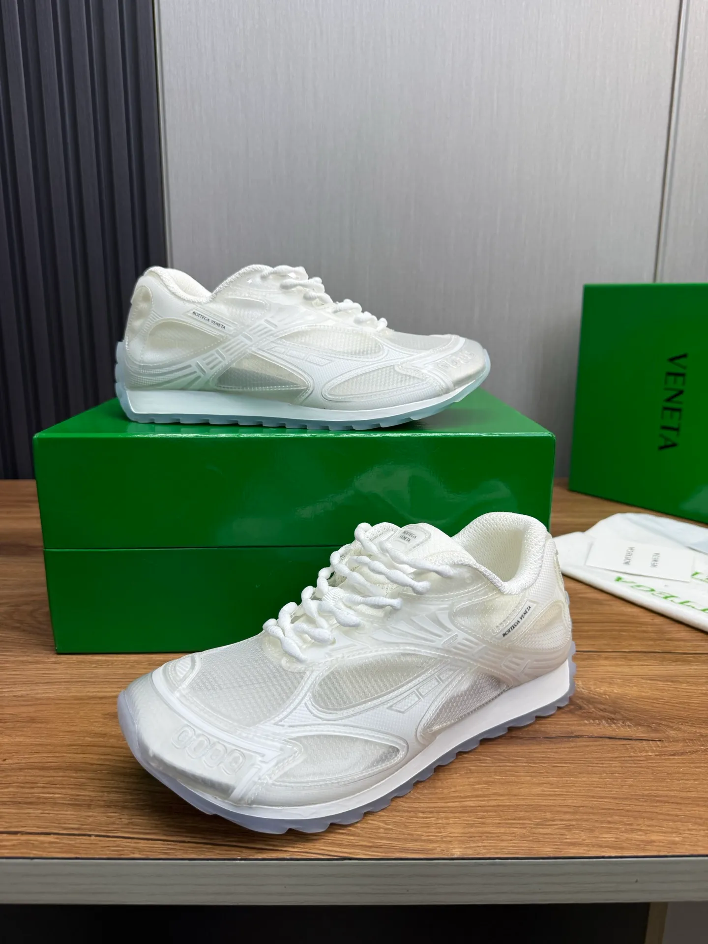 Men's men's shoes 💰620💰 BV top version 𝘽𝙊𝙏𝙏𝙀𝙂𝘼 𝙑𝙀𝙉𝙀𝙏𝘼 Orbit sneakers Wang Yibo same style couple style dad shoes 🩷💚 Runner sneakers, made of lightweight technical mesh fabric. Features a geometric patterned rubber outsole. Pay attention to the package craftsmanship ❕ High version shipping ❗️ Very nice, durable to play with and durable to make ✔️ Standard version 💯💯 The outsole is made of color-blocked TPU outsole. Women’s model 35-41 (40 41 customized) Men’s model 39-46 (45.46 customized) Equipped with original packaging